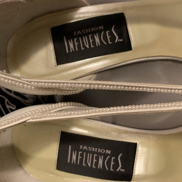 WEDDING SHOES SIZE 9.5 WITH PEARL BEADING - Picture 5 of 5